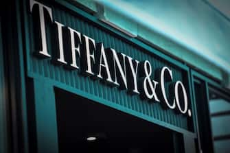 A picture taken on October 29, 2019 shows the US luxury shop Tiffany&Co.'s logo outside a Tiffany&Co. Shop in Paris. - French luxury giant LVMH said on October 28, 2019 it was exploring a takeover of US jewellers Tiffany, most famous for its fine diamonds and luxury wedding and engagement rings. (Photo by STEPHANE DE SAKUTIN / AFP) (Photo by STEPHANE DE SAKUTIN/AFP via Getty Images)