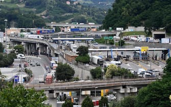 Lunghe code nel nodo autostradale di Genova, a causa della chiusura del tratto autostradale che va da Genova Bolzaneto al bivio con la A12; sulla A7 code verso la città' genovese sino a 14 km e traffico in tilt sulla viabilità' ordinaria in Valpolcevera. Genova, 08 Luglio 2020. ANSA/LUCA ZENNARO