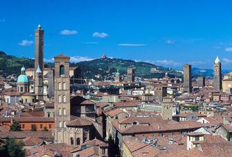 Bologna, a rischio le due torri simbolo della cittÃ . La Torre Asinelli (97,2) metri e la Torre Garisenda (48 metri) sono a rischio crolli secondo l'istituto di Geofisica, tanto da consigliare lo stop al traffico per ridurre le sollecitazioni ai monumenti dovute all'inquinamento. In foto una panoramica della cittÃ  di Bologna.... (Meridiana / IPA/Fotogramma, Bologna - 2011-03-01) p.s. la foto e' utilizzabile nel rispetto del contesto in cui e' stata scattata, e senza intento diffamatorio del decoro delle persone rappresentate