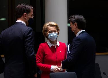 epa08553167 (L-R) Dutch Prime Minister Mark Rutte, European Commission President Ursula von der Leyen and Italy's Prime Minister Giuseppe Conte during a meeting on the sidelines of the second day of an EU summit in Brussels, Belgium, 18 July 2020. European Union nations leaders meet face-to-face for the first time since February to discuss plans responding to coronavirus crisis and new long-term EU budget at the special European Council on 17 and 18 July.