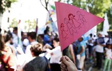 Famiglie e bambini durante la manifestazione organizzata da Generazione Famiglia e altre associazioni vicino al Ministero dell'Istruzione per protestare contro il gender nelle scuole, 17 giugno 2017, Roma. ANSA/RICCARDO ANTIMIANI