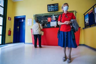 People wear masks and observe the precautionary coronavirus measures in a staged visit to a reopened Massimo cinema in Turin, Italy, 18 June 2020. 
ANSA/TINO ROMANO