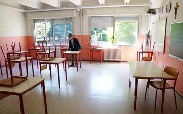Milano, Coronavirus, Fase 3 , Preparativi alla Scuola Media di Via Maffucci, 60 , personale fa le prove con spostamento dei banchi e allestimenti in vista dell'inizio della scuola a settembre (Duilio Piaggesi/Fotogramma, Milano - 2020-07-03) p.s. la foto e' utilizzabile nel rispetto del contesto in cui e' stata scattata, e senza intento diffamatorio del decoro delle persone rappresentate