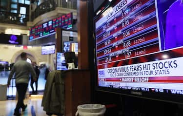 NEW YORK, NEW YORK - JANUARY 27: Traders work on the floor of the New York Stock Exchange (NYSE) on January 27, 2020 in New York City. U.S. stocks fell sharply in morning trading as fears over the spreading coronavirus continue to unsettle global markets. The Dow Jones Industrial Average fell over 400 points after the Opening Bell.  (Photo by Spencer Platt/Getty Images)