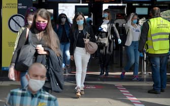 Milano, Fase 2, Emergenza coronavirus, Pendolari alla Stazione Ferroviaria nord Cadorna, treni (Maurizio Maule/Fotogramma, Milano - 2020-05-18) p.s. la foto e' utilizzabile nel rispetto del contesto in cui e' stata scattata, e senza intento diffamatorio del decoro delle persone rappresentate