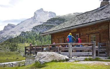 Pragelato, vandalismo sui sentieri di montagna: denuncia contro ignoti