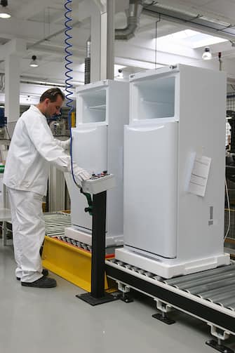© Roberto Monaldo / LaPresse18-10-2004  Lodz (Polonia)EconomiaInaugurazione del nuovo stabilimento di frigoriferi di Merloni ElettrodomesticiNella foto Catena di montaggio all'interno dello stabilimento