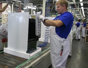 © Roberto Monaldo / LaPresse
18-10-2004  Lodz (Polonia)
Economia
Inaugurazione del nuovo stabilimento di frigoriferi di Merloni Elettrodomestici
Nella foto Catena di montaggio all'interno dello stabilimento