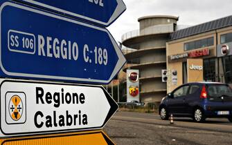La nuova Cittadella regionale, sede della Regione Calabria Germaneto di Catanzaro - Cartello stradale che indica la nuova Cittadella regionale, sede della Regione Calabria. (FRANCESCO MOLLO/Fotogramma, Catanzaro - 2017-11-12) p.s. la foto e' utilizzabile nel rispetto del contesto in cui e' stata scattata, e senza intento diffamatorio del decoro delle persone rappresentate