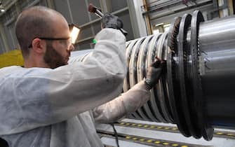 Un operaio al lavoro su parti di una turbina nella fabbrica Ansaldo Energia di Genova, 13 marzo 2018. ANSA/LUCA ZENNARO