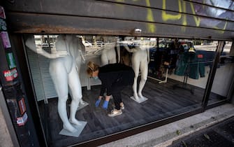 Un negozio di abbigliamento in fase di apertura, durante l'emergenza Coronavirus, Roma. 8 maggio 2020. ANSA/MASSIMO PERCOSSI