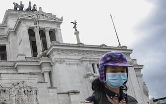 Una turista asiatica con mascherina davanti all'Altare della Patria, Roma 2 febbraio 2020. ANSA/FABIO FRUSTACI