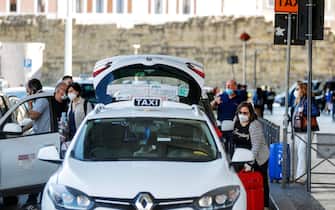 People at the taxi stop outside Termini train station during the first day of reopening for travel between Regions, Rome, Italy, 3 June 2020. ANSA/RICCARDO ANTIMIANI
