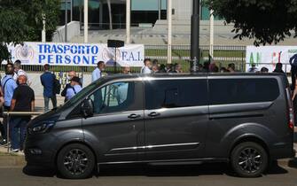 La protesta dei noleggiatori con conducente sotto il Consiglio Regionale della Lombardia al Grattacielo Pirelli, Milano, 03 giugno 2020.  ANSA  / PAOLO SALMOIRAGO