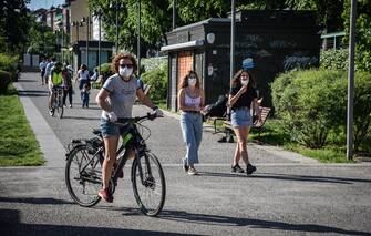 Una donna in bicicletta lungo il Naviglio Grande nel primo giorno di apertura dopo il lockdown , Milano 04 Maggio 2020. Ansa/Matteo Corner