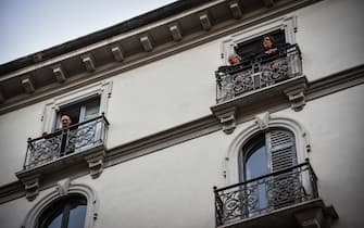 Persone affacciate ai balconi e alle finestr di casa  in via Tadino zona Porta Venezia, partecipano al terzo giorno di flash mob oraganizzati in tutta italia,   Milano 16 Marzo 2020Ansa/Matteo Corner