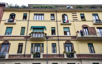 La gente ai balconi e alle finestre attende l arrivo di Silvia Romano - L arrivo di Silvia Romano in via Casoretto, Milano 11 Maggio 2020  Ansa/Matteo Corner