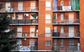Alcune scritte comparse sui balconi a Milano, 19 marzo 2020. ANSA/LAPENDA