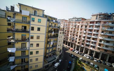 La messa di Pasqua,sul terrazzo e lenzuola bianche ai balconi nel quartiere Materdei a Napoli, 12 Aprile 2020 ANSA/CESARE ABBATE/
