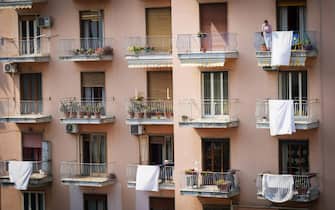 La messa di Pasqua,sul terrazzo e lenzuola bianche ai balconi nel quartiere Materdei a Napoli, 12 Aprile 2020 ANSA/CESARE ABBATE/