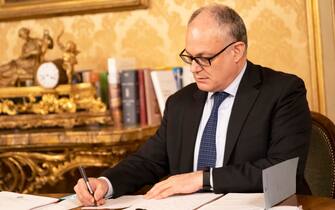 Il ministro dell'Economia, Roberto Gualtieri, a Palazzo Chigi durante il Consiglio dei ministri, Roma, 8 agosto 2020. ANSA/FILIPPO ATTILI/US PALAZZO CHIGI ++ NO SALES, EDITORIAL USE ONLY ++