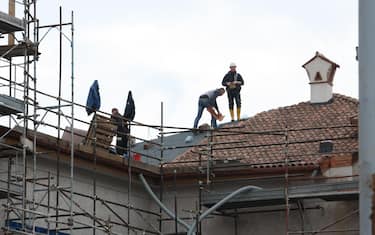 Portoni ancora chiusi dalle catene, in attesa di ricostruzione, L'Aquila, 3 aprile 2015. ANSA/ENRICA DI BATTISTA