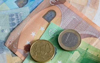 DORTMUND, GERMANY - APRIL 03: (BILD ZEITUNG OUT) In this photo illustration Euro coins on a Euro banknote  are seen on April 03, 2020 in Dortmund, Germany. (Photo by Alex Gottschalk/DeFodi Images via Getty Images)