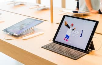 MACAU, MACAU - JULY 18: iPAD are displayed at the Apple Inc. store in Macau, China, on July 18, 2018. As per Apple's financial results for its fiscal 2018 second quarter ended March 31, 2018, the Company posted quarterly revenue of $61.1 billion, an increase of 16 percent from the year-ago quarter, and quarterly earnings per diluted share of $2.73, up 30 percent. International sales accounted for 65 percent of the quarterâ  s revenue. (Photo by S3studio/Getty Images)