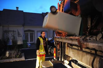 A garbage collector is at work in the streets of Le Mans, western France, on April 11, 2013. AFP PHOTO / JEAN FRANCOIS MONIER (Photo by JEAN-FRANCOIS MONIER / AFP) (Photo by JEAN-FRANCOIS MONIER/AFP via Getty Images)