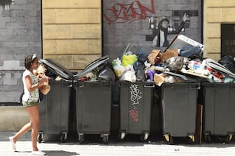 TOPSHOT - This picture taken in Bordeaux on June 28, 2016 shows wastes overflowing the dustbins. - The garbage collectors are on strike in Bordeaux since seven days, as unions have called repeated strikes and marches against controversial labour reforms, forced through by the government of Socialist President Francois Hollande. (Photo by NICOLAS TUCAT / AFP) (Photo by NICOLAS TUCAT/AFP via Getty Images)