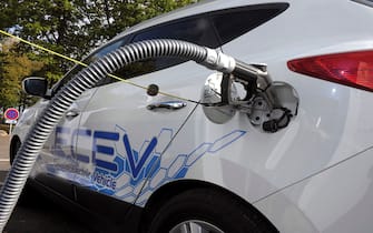 Picture shows the refuelling hydrogen system of a Hyundai car during a presentation by the French industrial gas group Air Liquide of Hydrogen electric cars in Marcoussis, near Paris on October 4, 2011 as part of tests in France of hydrogen electric vehicles.  AFP PHOTO  ERIC PIERMONT (Photo credit should read ERIC PIERMONT/AFP via Getty Images)
