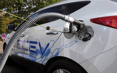 Picture shows the refuelling hydrogen system of a Hyundai car during a presentation by the French industrial gas group Air Liquide of Hydrogen electric cars in Marcoussis, near Paris on October 4, 2011 as part of tests in France of hydrogen electric vehicles. AFP PHOTO ERIC PIERMONT (Photo credit should read ERIC PIERMONT/AFP via Getty Images)