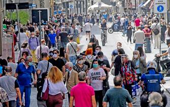 Folla in mattinata a Napoli lungo via Toledo strada dello shopping cittadino  dove, dopo settimane di lockdown, hanno riaperto i negozi di abbigliamento,  19 maggio 2020
ANSA / CIRO FUSCO