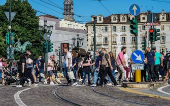 In una domenica di sole molta gente passeggia per piazza Castello. Torino 14 giugno 2020 ANSA/TINO ROMANO