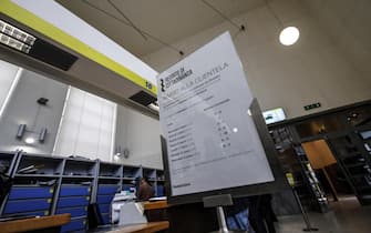 Un cartello relativo al reddito di cittadinanza in un ufficio postale
