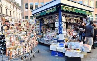 EDICOLA DI FABRIZIO PRESTINARI CON LA MOGLIE ANTONELLA IN LARGO TREVES (DUILIO PIAGGESI/Fotogramma, MILANO - 2015-01-12) p.s. la foto e' utilizzabile nel rispetto del contesto in cui e' stata scattata, e senza intento diffamatorio del decoro delle persone rappresentate