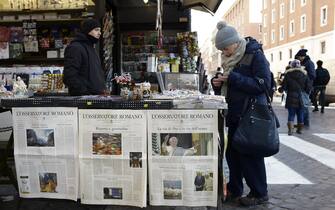 Una donna compra un giornale in un edicola di Piazza San Pietro a Roma, il 20 febbraio 2013 a Roma. 
A woman buy a newspaper in Saint Peter Square, Rome, 20 February 2013. ANSA/ GUIDO MONTANI