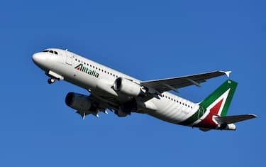 An Airbus A320 bearing the livery of Alitalia airline takes off from Rome's Fiumicino airport on May 31, 2019. (Photo by Alberto PIZZOLI / AFP)        (Photo credit should read ALBERTO PIZZOLI/AFP via Getty Images)