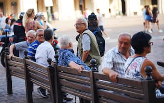 Anziani riposano su una panchina a piazza San Carlo, Torino, 23 luglio 2019 ANSA/TINO ROMANO