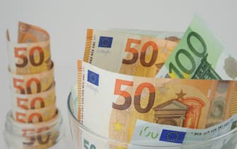 Banconote da 50 e 100 euro in contenitori trasparenti