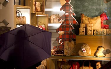 Luci natalizie accese e vetrine di negozi  nel centro di Roma.
ANSA/CLAUDIO PERI