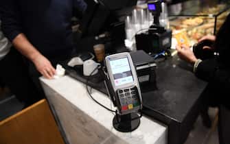 Un pagamento POS con carta di credito a Roma, 18 dicembre 2019.  ANSA / ETTORE FERRARI