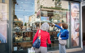 Milano - Fase 2 emergenza coronavirus , Corso Buenos Aires il primo pomeriggio della riapertura dei negozi. Persone a passeggio per lo shopping con pacchi e mascherine (Marco Passaro/Fotogramma, Milano - 2020-05-18) p.s. la foto e' utilizzabile nel rispetto del contesto in cui e' stata scattata, e senza intento diffamatorio del decoro delle persone rappresentate