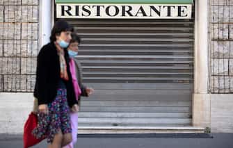 Un ristorante chiuso al centro storico della capitale, durante lÕemergenza Covid-19 Roma 7 maggio 2020ANSA/MASSIMO PERCOSSI