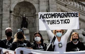 Tourist guides demonstrate at the Piazza del Campidoglio during the third phase of the Coronavirus Covid-19 pandemic emergency in Rome, Italy, 15 June 2020. ANSA/ANGELO CARCONI