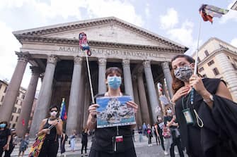 Roma, Italy. 09th June, 2020. Tour guides of Rome organized a flash mob in front of the Pantheon in Rome (Photo by Matteo Nardone/Pacific Press) Credit: Pacific Press Agency/Alamy Live News