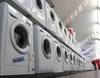 alcune lavatrici in vendita in un negozio di grandi elettrodomestici