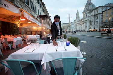 Tavoli vuoti nei ristoranti a Piazza Navona prima del coprifuoco, Roma, 22 ottobre 2020
ANSA/MASSIMO PERCOSSI