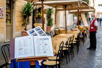 Un ristorante deserto all'ora di pranzo nel quartiere di Borgo Pio, nei pressi di San Pietro, Roma, 27 ottobre 2020.
ANSA/ALESSANDRO DI MEO