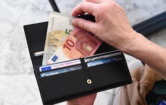 Un  portafoglio con banconote in euro, Genova  14 marzo 2018 
ANSA/LUCA ZENNARO